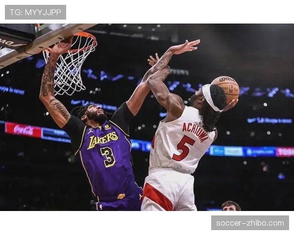 里夫斯26分7篮板5助攻稳定输出 湖人角色球员关键时刻挺身而出